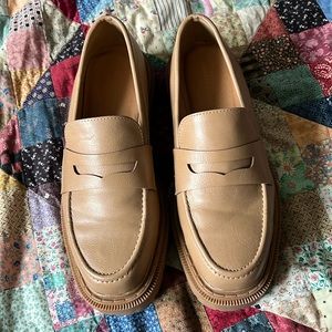 American Eagle beige chunky loafers lug sole size 8